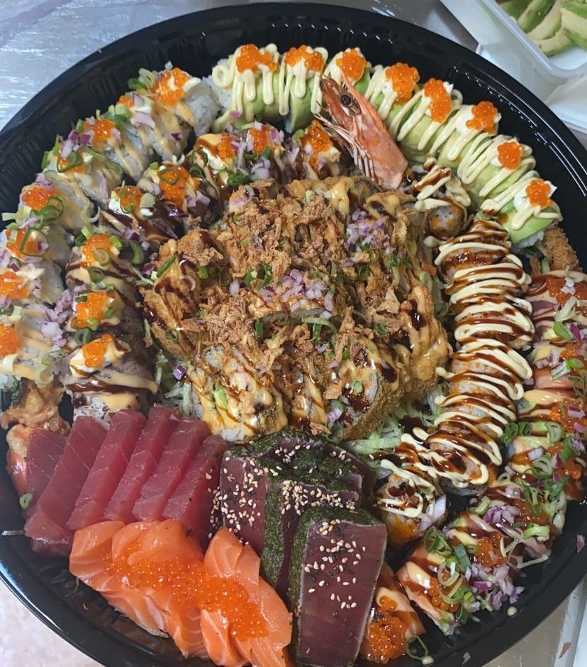 Sushischotel met sashimi van zalm en tonijn