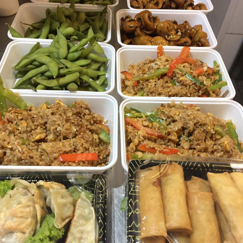 Edamame, champignons, gebakken rijst, gyoza en loempia
