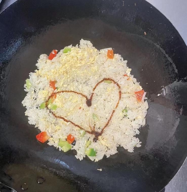 Gebakken rijst in de wok